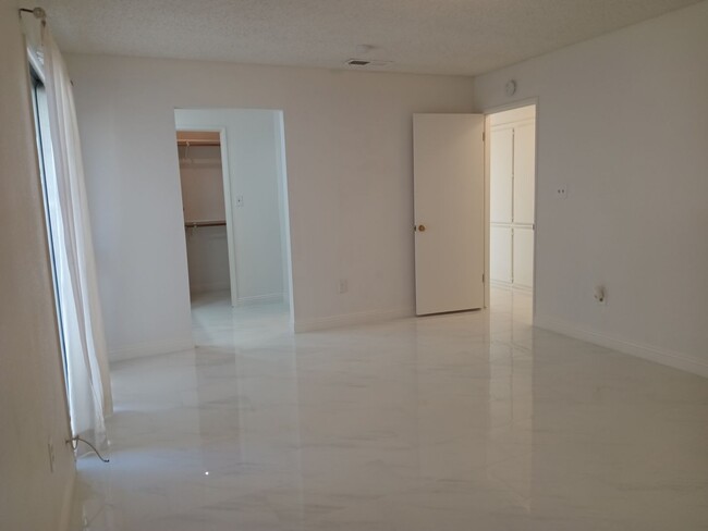 Building Photo - Stylish, Secure, and Pet-Friendly 3-Bedroo...
