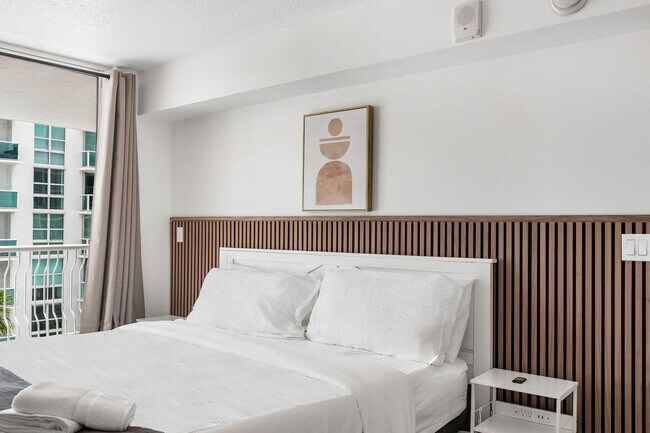 Building Photo - 1 SE 12th St