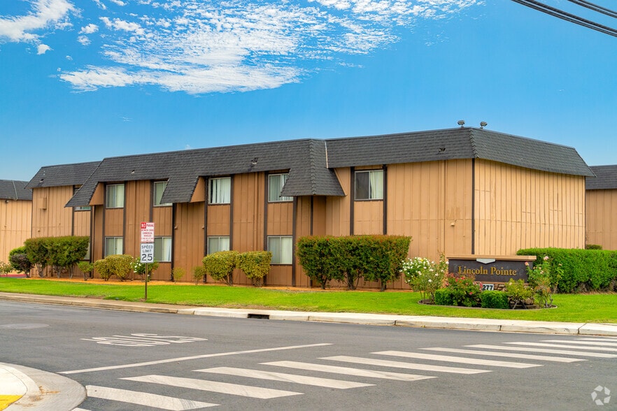 Primary Photo - Lincoln Pointe Apartments