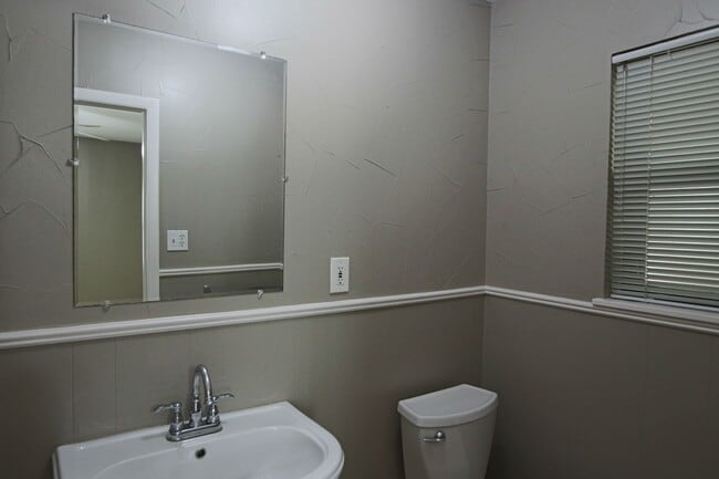 Building Photo - Spacious 2 Bedroom 1.5 Bath Rental on a Corner Lot! Tour Today!