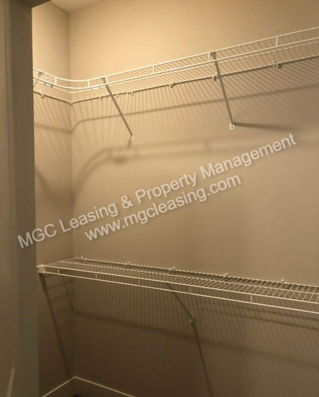 Building Photo - 1 Bedroom Luxury Apartment in the Northland of KCMO