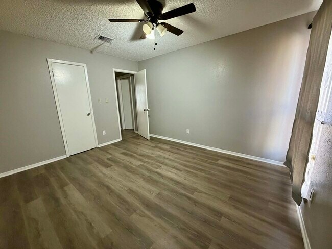 Building Photo - 6534 Briar Glade Dr