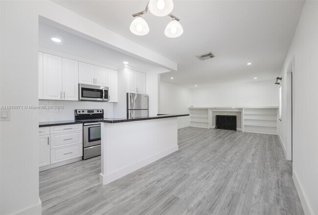 Building Photo - 6290 SW 70th St