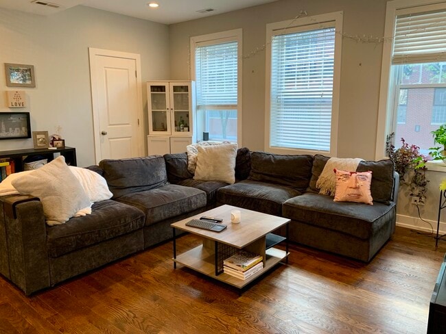 Building Photo - 2658 W Homer St