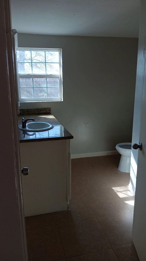 Building Photo - Completely renovated Large house, perfect for a family or young professional!