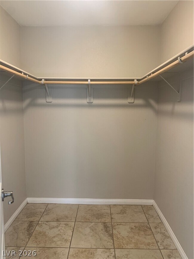 Building Photo - 548 Zuber Ave