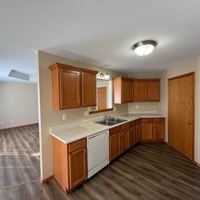 Building Photo - Updated 3 bedroom 2 bathroom home in Clever