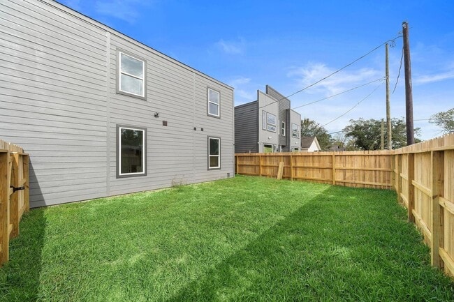 Building Photo - Modern Townhome Living Near the Medical Ce...