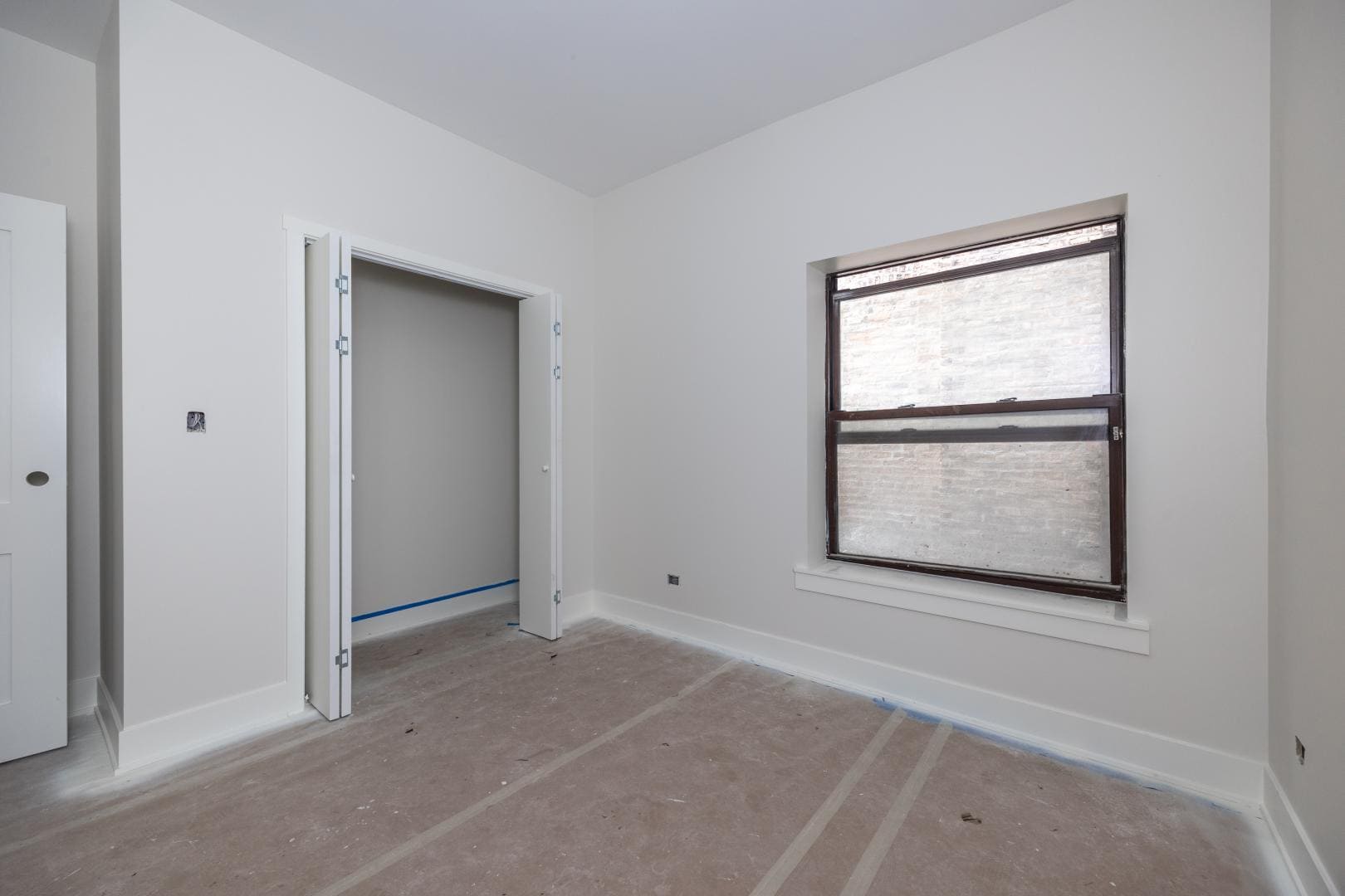 Building Photo - 823 W Montrose Ave