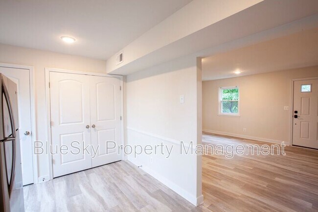 Building Photo - 1000 Monticello Rd