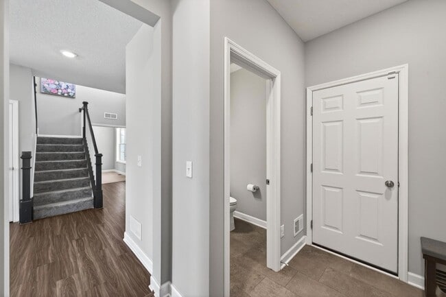 Building Photo - 1559 Edgebrook Ln