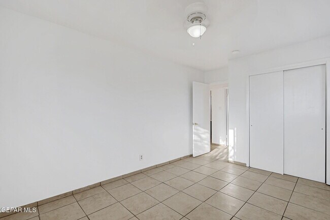 Building Photo - 10068 Oakwood Dr