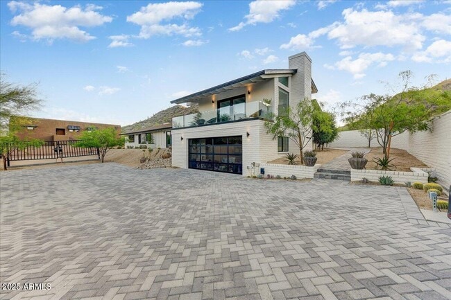 Building Photo - 5801 E Surrey Dr