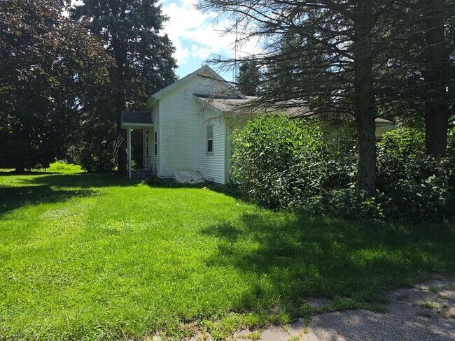 Building Photo - 3 bedroom home Eau Claire