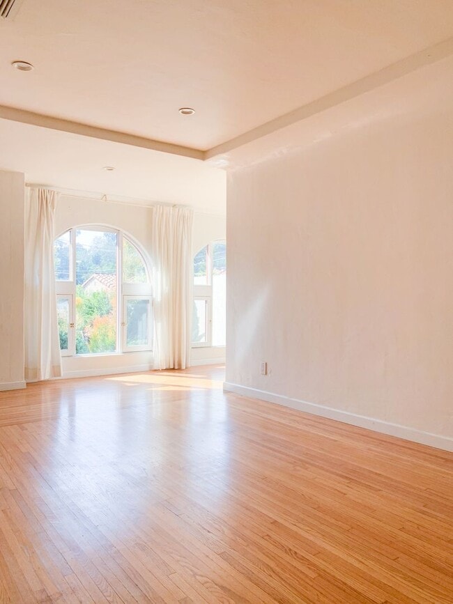 Building Photo - Gorgeous & Updated 3 bed Storybook Spanish House in Silverlake w/Views!
