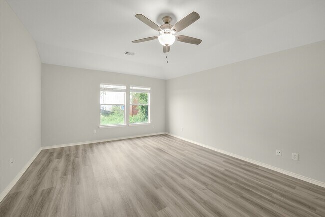 Building Photo - 750 Redwing Park Dr
