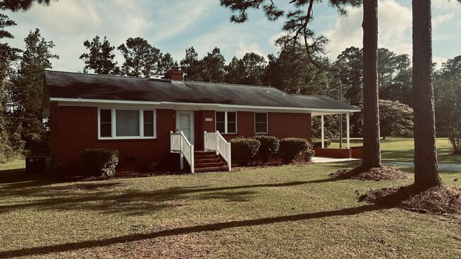 Building Photo - Farmhouse Charm!