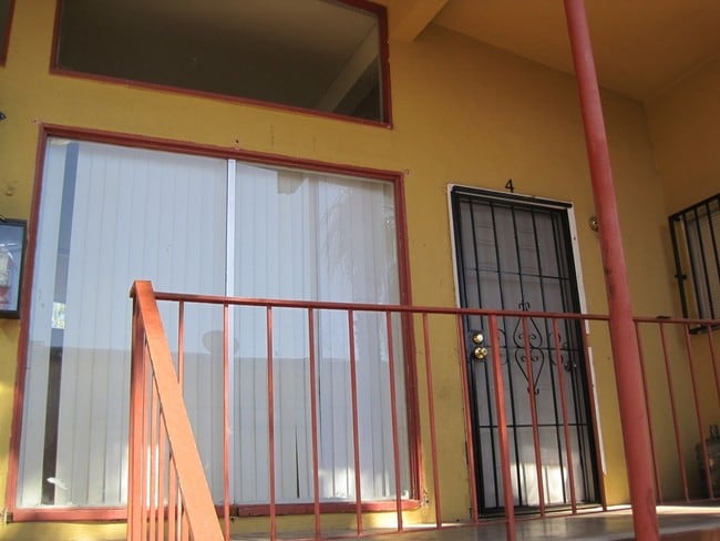 Building Photo - Royal Crest