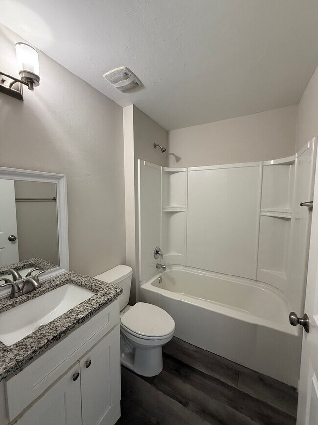 Building Photo - Duplex for Rent