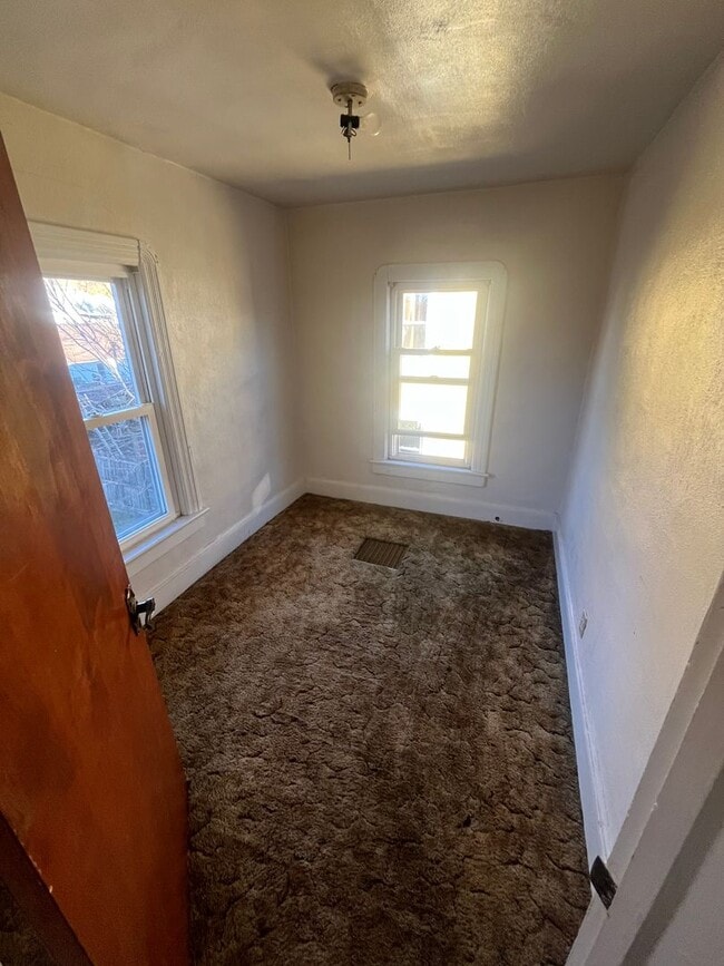 Building Photo - 2 bedroom single family house