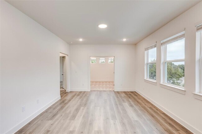 Building Photo - 2000 Kit Cir