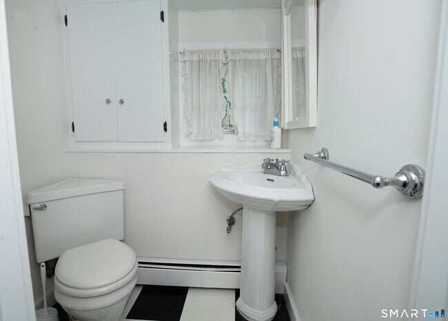 Building Photo - 128 Knollwood Dr