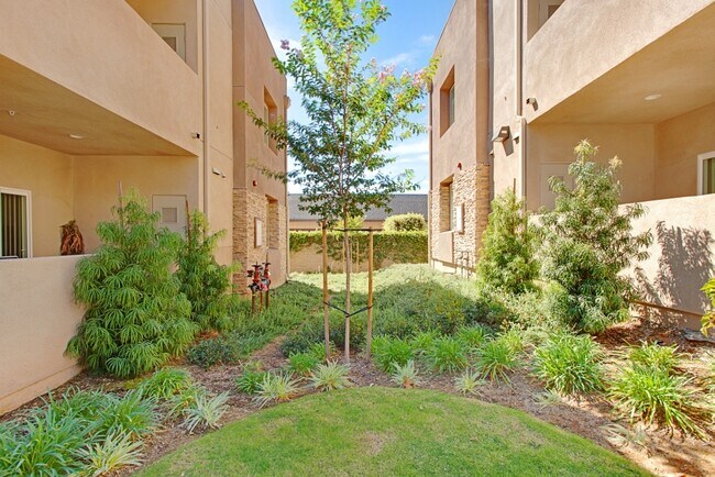 Building Photo - Beautiful 2 Bed, 2 Bath Luxury Apartment in Prime Thousand Oaks Location!