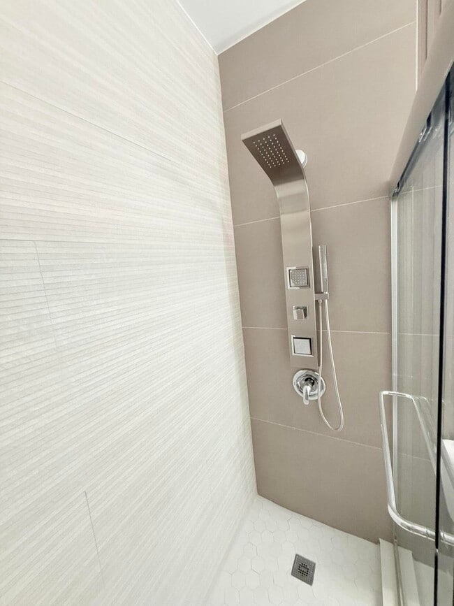 Building Photo - 8705 Vía Giula