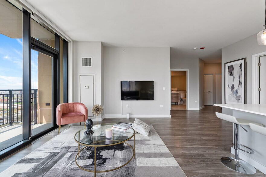 Building Photo - 823 N Clark St