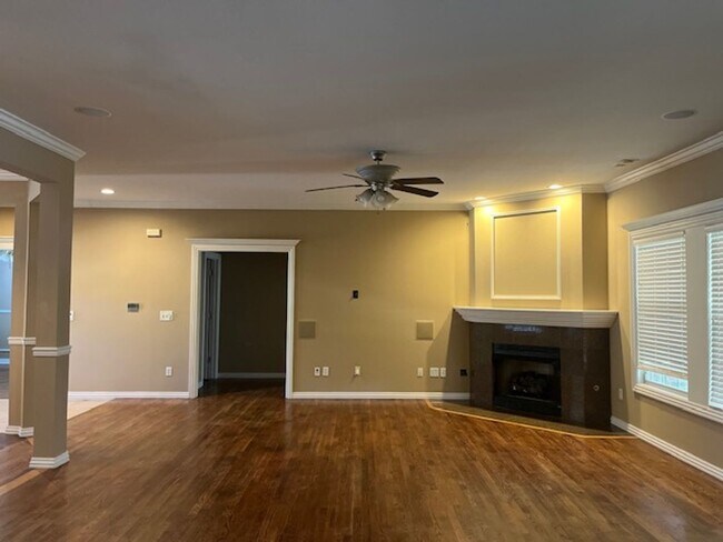 Building Photo - Bentonville 4 bedroom 3 car garage home near trails & Bentonville Square!