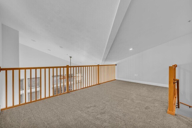 Building Photo - Top Floor Crestview Condo