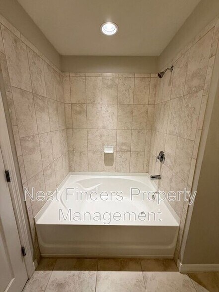 Building Photo - 7028 Buroak Ct