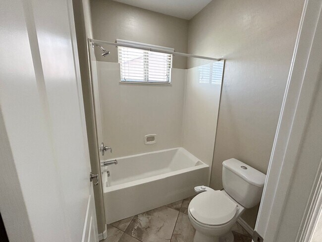 Building Photo - 4/BD 3.5/BA Spacious Home in Gated Communi...