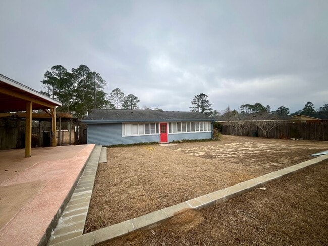 Building Photo - 3 Bed/2 Bath Home