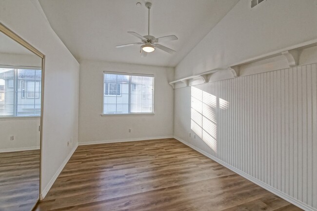 Building Photo - Just Renovated! Beautiful & Spacious, 6BD/...