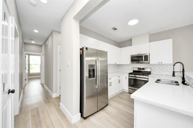 Building Photo - 819 E 40th St