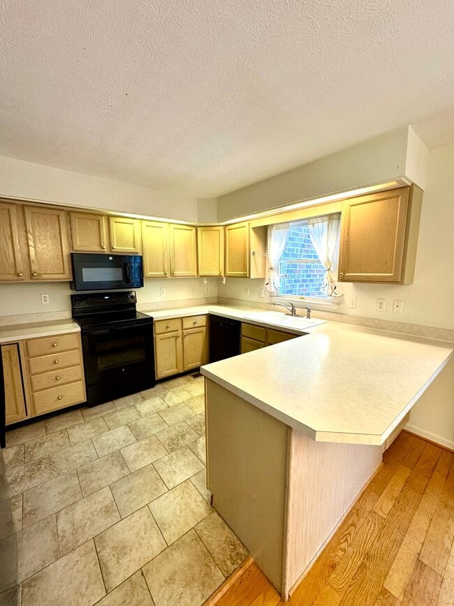 Building Photo - Duplex with Basement Garage for Rent