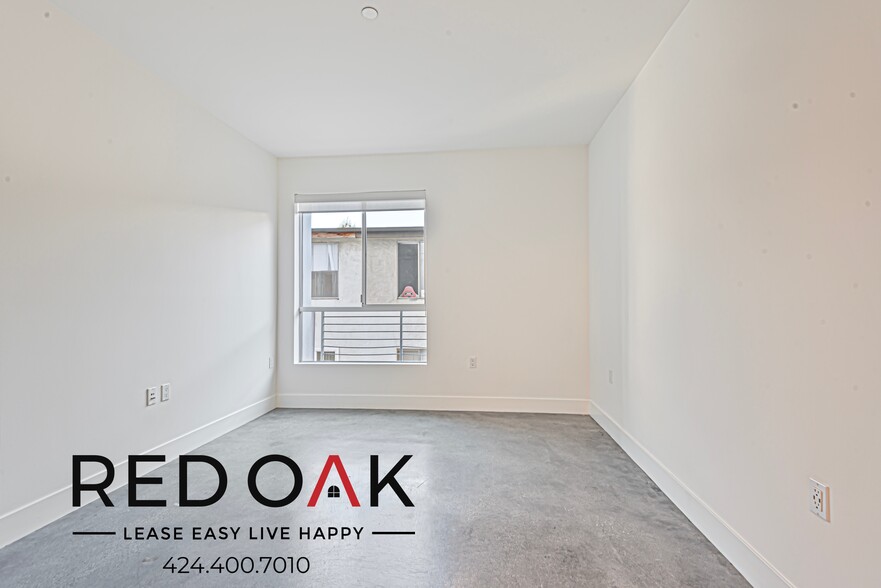 Building Photo - 453 S Kenmore Ave