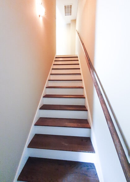 Building Photo - 406 Hedgemont Ave