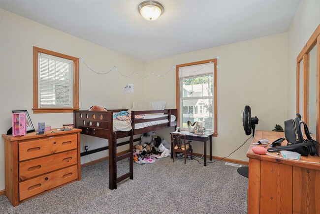 Building Photo - AVAILABLE IN NOVEMBER! 3 Bedroom, 1.5 Bath House in Grand Rapids