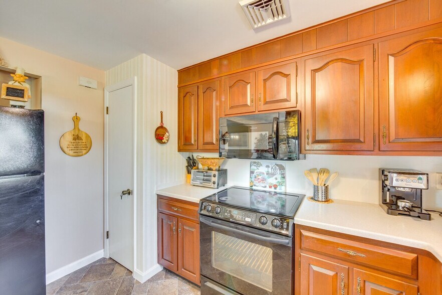 Building Photo - 25 Meadow View Dr