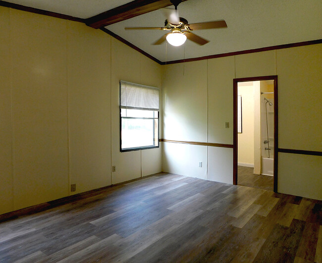 Building Photo - 20742 Meadowbrook Dr