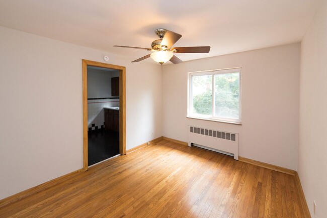 Building Photo - Extra Spacious Top Unit Duplex