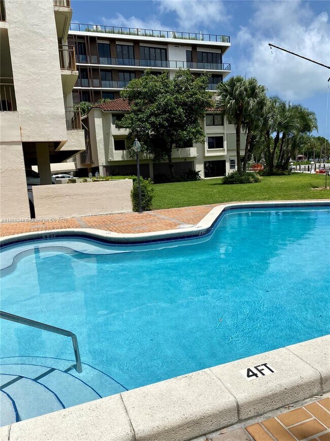 Building Photo - 1632 S Bayshore Ct