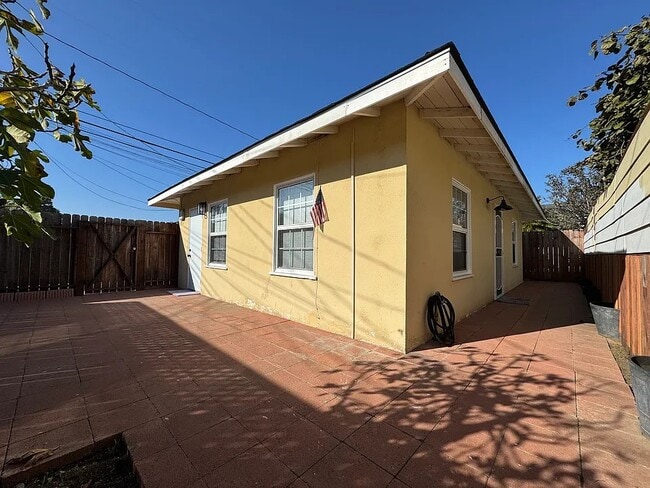 Building Photo - 717 Ultimo Ave