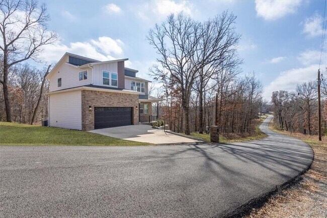 Building Photo - 3 Pickering Dr