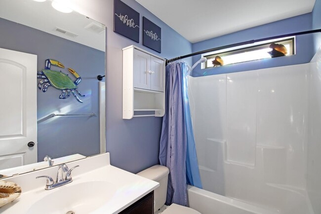 Building Photo - Gorgeous Home Off of Burgaw HWY