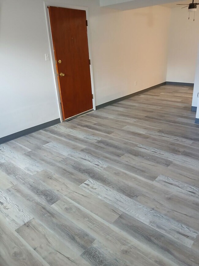 Interior Photo - University Heights (KC-AM)