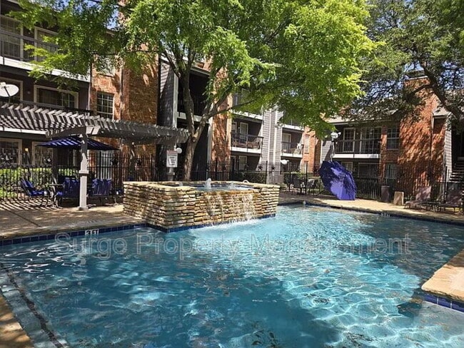 Building Photo - 18333 Roehampton Dr