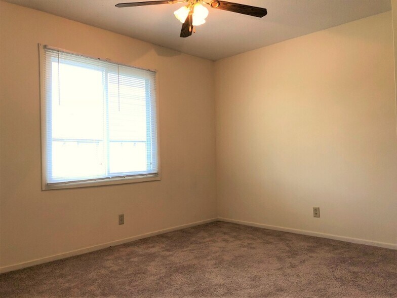 Building Photo - 2017 NW Hickory Ln